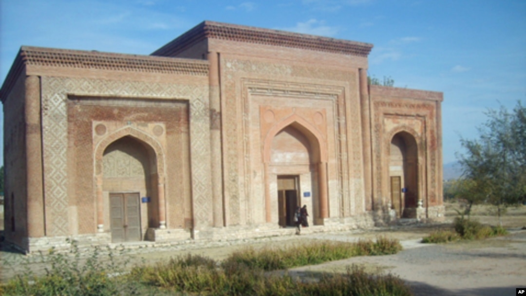 O’zgandagi X-XII-asr yodgorliklari – qadimiy minora va Qoraxoniylar maqbarasi minglab sayyohlar diqqatini jalb qiladi. Ushbu maskan keyingi yillarda Germaniya texnik ko’magida obodonlashtirilgan.