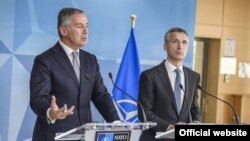 Crnogorski premijer Milo Đukanović na konferenciji za novinare sa generalnim sekretarom NATO-a Jensom Stoltenbergom
