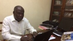 Djendoroum Mbainiga, directeur de publication du journal N'Djamena Bihebdo, le 20 mars 2020. (VOA/André Kodmadjingar)