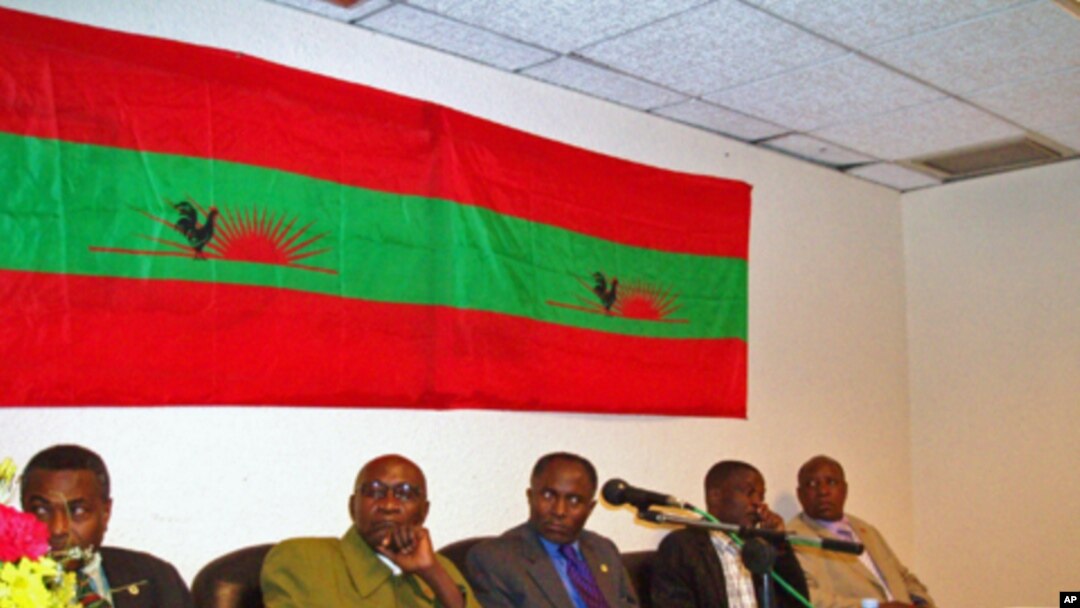 Dirigentes históricos da UNITA, numa conferência de Imprensa em Luanda. Da esquerda para a direita estão Abel Chivukuvuku, Samuel Chiwale, Paulo Lukamba Paulo, Jose Quissanga e Carlos Tiago Kandanda