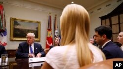 La hija del presidente Trump, Ivanka, participó de la reunión con asesores y representantes de organizaciones que luchan contra el tráfico humano en la Casa Blanca.