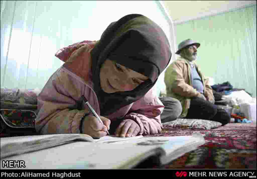 زلزله زدگان آذربایجان هنوز در چادر و کانتینر به سر می برند.