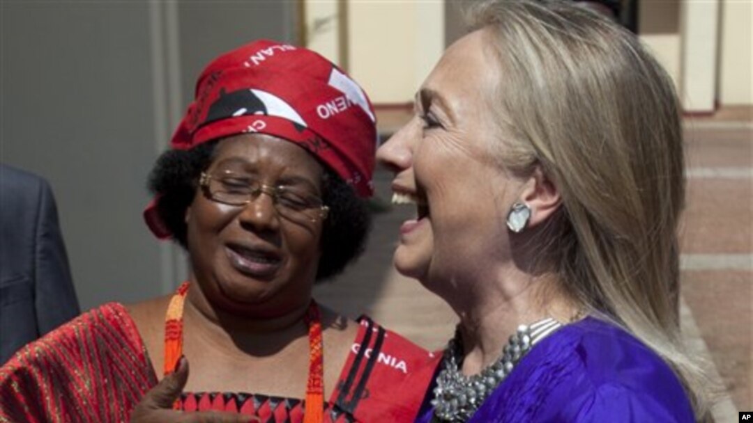 Presiden Malawi Joyce Banda (kiri) menyambut kunjungan Menlu AS Hillary Clinton di ibukota Lilongwe, Malawi hari Minggu (5/8). 