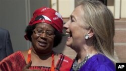 Presiden Malawi Joyce Banda (kiri) menyambut kunjungan Menlu AS Hillary Clinton di ibukota Lilongwe, Malawi hari Minggu (5/8). 