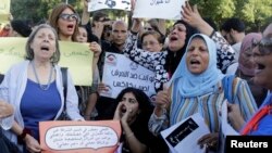 Manifestation contre la violence sexiste devant l'opéra du Caire, le 14 juin 2014, après l'agression sexuelle en publique par un groupe d'hommes sur la place Tahrir. (Reuters)