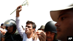 Leopoldo López, líder del partido de centroderecha Voluntad Popular fue condenado bajo acusaciones de incitar a la violencia durante protestas contra el gobierno de Maduro que dejaron 43 muertos, cientos de heridos y capturados entre febrero y mayo de 2014.
