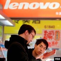 Seorang konsumen sedang melihat-lihat produk komputer di toko Lenovo di Beijing. Perekonomian Asia diperkirakan tetap tumbuh pesat di tahun 2011, tapi tidak akan seperti tahun lalu.