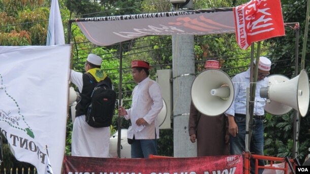 Aksi demonstrasi di luar persidangan kasus dugaan penistaan agama yang dilakukan Gurbernur DKI Jakarta non aktif Basuki Tjahaja Purnama, hari Selasa (17/1). (foto: VOA/Fathiyah Wardah)