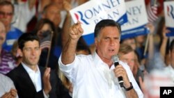 Mitt Romney (tengah) tampil dalam kampanye di Manassas, negara bagian Virginia (8/11).