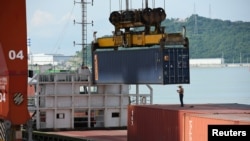 Aktivitas pengiriman kontainer melalui kapal kargo di Terminal Dachan Bay di Shenzhen, provinsi Guangdong, China, 12 Juli 2018. (Foto: dok).