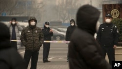 在北京第二人民中级法院审判维权律师浦志强的案子时法院外的警察与便衣警察。（2015年12月22日）