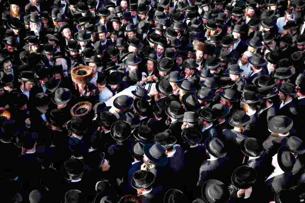 초정통파 유대인들이 예루살렘에서 전통 축제 &#39;라그바오메르&#39; 행사 압사 사고 사망자의 장례식을 엄수했다. 