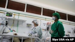 지난달 28일 브라질 마나우스에서 의료진이 신종 코로나바이러스 감염증(COVID-19) 환자를 치료하고 있다. 