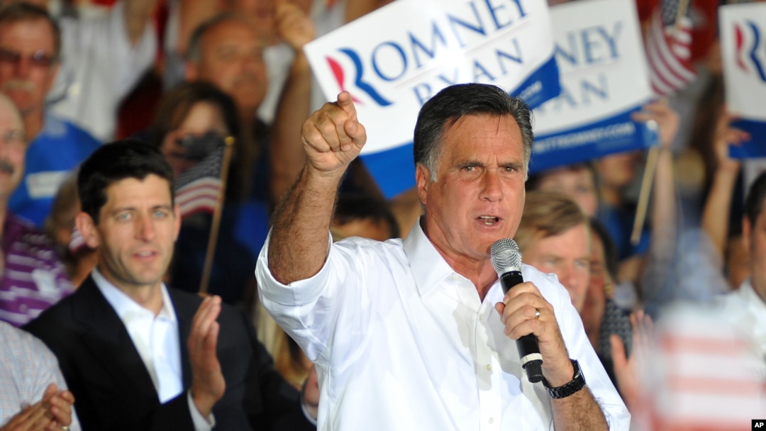 Mitt Romney (tengah) tampil dalam kampanye di Manassas, negara bagian Virginia (8/11).