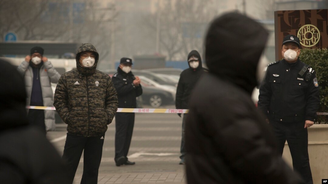 在北京第二人民中级法院审判维权律师浦志强的案子时法院外的警察与便衣警察。（2015年12月22日）