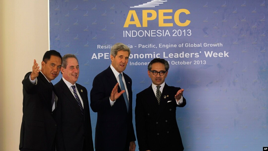Menlu Indonesia Marty Natalegawa (kanan) dan Menteri Perdagangan Gita Wirjawan (kiri) menyambut Menlu AS John Kerry (dua dari kanan) dan Utusan Perdagangan AS Michael Froman setibanya di Bali untuk menghadiri Forum Kerjasama Ekonomi Asia Pasifik (APEC), 4 Oktober 2013 (AP Photo/Wang Maye-E).