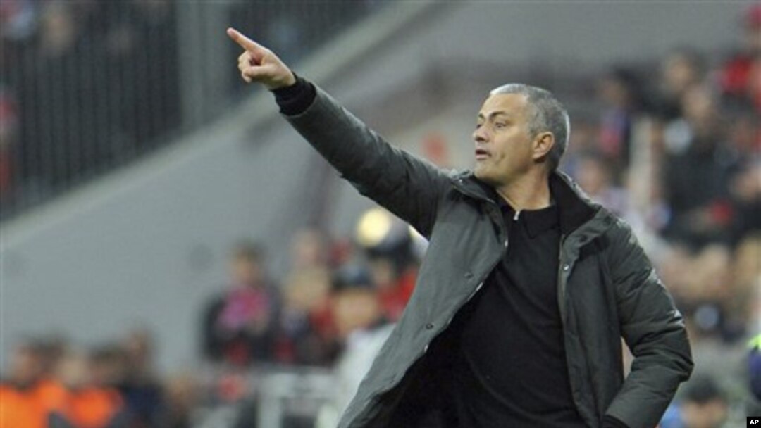 Kepala pelatih Madrid, Jose Mourinho berada di tepi lapangan pada suatu pertandingan. (Foto: Dok)
