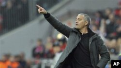 Kepala pelatih Madrid, Jose Mourinho berada di tepi lapangan pada suatu pertandingan. (Foto: Dok)