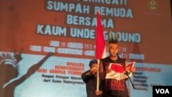 Komunitas underground Bandung melaksanakan upacara peringatan Sumpah Pemuda bersama civitas akademika Universitas Padjadjaran. (VOA/R. Teja Wulan)