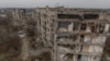 Оваа воздушна фотографија направена на 1 февруари 2024 година, прикажува станбени згради уништени од гранатирање во Изјум, регионот Харкив, среде руската инвазија на Украина