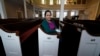 Maria Macario berpose di Gereja First Parish, di Bedford, Massachussets, 27 Januari 2021. Selamat tiga tahun Maria tidak berani meninggalkan gereja itu karena takut dideportasi. (Foto: Associated Press)