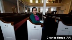 Maria Macario berpose di Gereja First Parish, di Bedford, Massachussets, 27 Januari 2021. Selamat tiga tahun Maria tidak berani meninggalkan gereja itu karena takut dideportasi. (Foto: Associated Press)