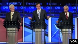 Debat Capres Republik di New Hampshire (14/6), dari kiri: mantan Ketua DPR AS Newt Gingrich, Mitt Romney, dan anggota Kongres Ron Paul.