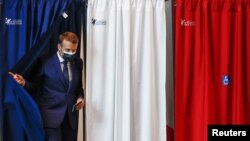 Presidenti Macron pasi plotëson fletën e tij të votimit