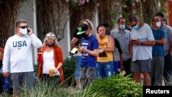 Una fila de electores espera pacientemente para ejercer su voto para las elecciones presidenciales de EE.UU. en Surprise, Arizona, el 3 de noviembre de 2020.