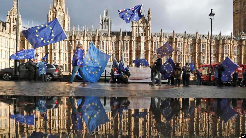Manifestantes se reunieron frente al parlamento britÃ¡nico el lunes, 3 de diciembre, para protestar contra el Brexit. 