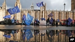 Manifestantes se reunieron frente al parlamento británico el lunes, 3 de diciembre, para protestar contra el Brexit. 