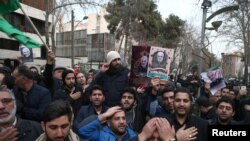 Manfestantes iraníes protestan frente a la sede de las Naciones Unidas en Teherán por la muerte del general Qassem Soleimani, el 3 de enero de 2020. (Foto: Reuters vía WANA)