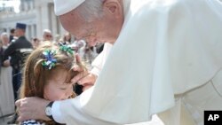 El papa Francisco bendijo a Lizzy Myeres, de 5 años, en el Vaticano.