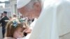 Une petite Américaine bientôt aveugle a pu rencontrer le pape