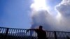 Un hombre mira hacia un volcán mientras continúa en erupción en la isla canaria de La Palma, España, el sábado 9 de octubre de 2021.