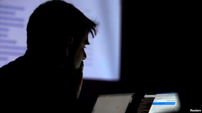 在内华达州拉斯维加斯举行的黑客大会上，一名男子参加了黑客比赛。（2017年7月29日）