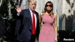 美国总统川普和夫人梅拉尼亚在佛罗里达州抵达棕榈滩的贝塞斯达海边主教教堂参加复活节祈祷会。（2018年4月1日）