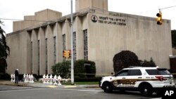 Policijsko vozilo ispred sinagoge u Pitsburgu, u kojoj se u subtu dogodilo masovno ubistvo (Foto: AP/Matt Rourke)