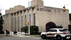 Mobil polisi di dekat sinagoge Tree of Life/Or L'Simcha Synagogue di Pittsburgh, Pennsylvania, 29 Oktober 2018.