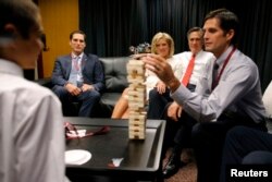 Мітт Ромні, екс-кандидат на президента США грає дженґу