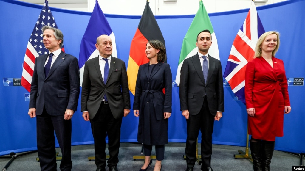 出席北约外长会议的美、法、德、意和英外长（从左至右），芬兰和瑞典也派代表出席了本次会议。（摄于2022年4月6日）(photo:VOA)
