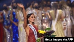 Miss Mexico Andrea Meza dinobatkan sebagai Miss Universe 2021 di atas panggung di Kontes Miss Universe 2021 di Seminole Hard Rock Hotel & Casino pada 16 Mei 2021 di Hollywood, Florida. (Foto: Getty Images via AFP)