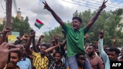 Des habitants de Port-Soudan célèbrent l'avancée, selon l’armée soudanaise, d’une force militaire et des groupes armés alliés sur Wad Madani, capitale de la province-clé d'Al-Jazira, tenue par les Forces de soutien rapide, le 11 janvier 2025.