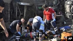 Petugas layanan darurat menyelamatkan korban dari gerbong kereta yang terbalik di dekat sebuah desa di provinsi Tekirdag, Turki, 8 Juli 2018.