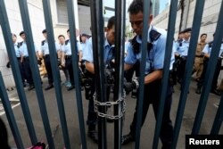 当抗议者2019年6月21日试图冲进香港警察总部后，警察锁住了总部大门。