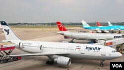 Sebuah pesawat Airbus A300 milik Iran Air di bandara Schiphol, Amsterdam (foto: dok.). Pesawat-pesawat Iran ditolak mengisi bahan bakar di beberapa negara Eropa sebagai bagian dari sanksi internasional.