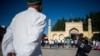 一名穆斯林男性来到新疆喀什的艾提尕尔清真寺参加开斋节晨祷。（2017年6月26日）