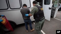 Una demanda colectiva acusa a agentes federales en Baltimore de atraer a familias a interrogatorios sobre su matrimonio solo para detener al cónyuge inmigrante para deportarlo.