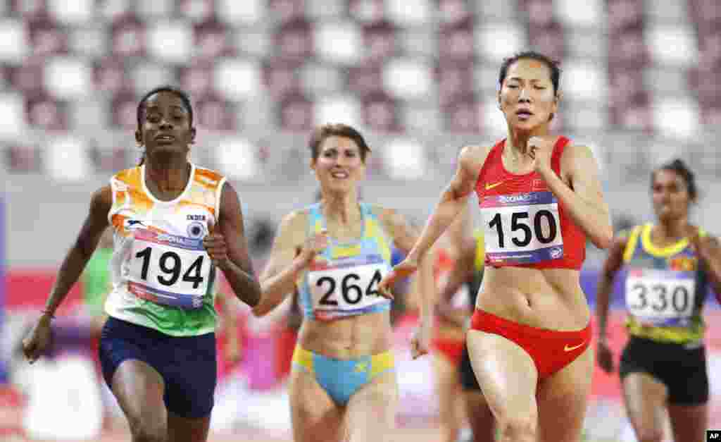 مسابقات دو میدانی زنان در دوحه قطر در حال برگزاری است. در این عکس دوندگانی از هند، قزاقستان و چین در مسابقه ۸۰۰ متر حضور دارند.&nbsp;