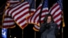 Kamala Harris, calon wakil presiden AS dari Partai Demokrat, mengacungkan dua jempol saat kampanye di Philadelphia, Pennsylvania, 2 November 2020. (Foto: Reuters)